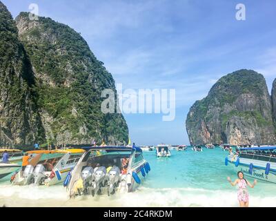 Maya Bay, Phuket, Thaïlande, 2015 décembre : une foule de visiteurs apprécient une excursion d'une journée à Maya Bay, l'une des plages emblématiques des îles Phi Phi du Sud du T. Banque D'Images