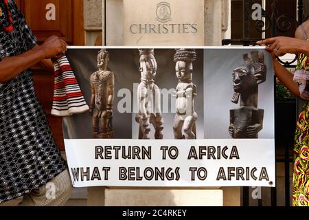 Des manifestants de la diaspora « Africains » se rassemblent devant Christie's à Londres pour exiger le retour d'objets africains « pillés ». Banque D'Images