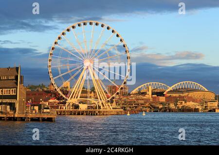 Seattle Great Wheel on Pier 57, Seattle, Washington State, États-Unis Banque D'Images