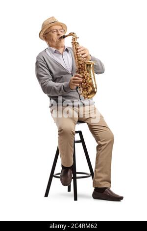 Musicien d'homme âgé jouant un sax et assis sur une chaise isolée sur fond blanc Banque D'Images