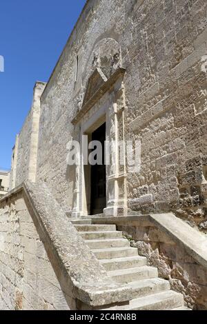 Entrée secondaire de la cathédrale d'Otranto dédiée à l'Annonciation de la Vierge Marie. Salento, Puglia, Italie Banque D'Images