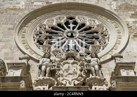 La fenêtre rose de la cathédrale d'Otranto dédiée à l'Annonciation de la Vierge Marie. Salento, Puglia, Italie Banque D'Images