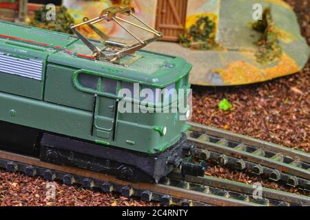 Modèle parfait de la locomotive électrique. Train modèle de passe-temps sur le modèle de chemin de fer. Gros plan Banque D'Images