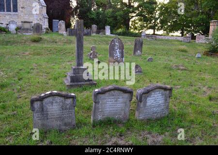 Tombes de la célèbre famille Meade-Waldo dans le cimetière St Peter à côté du château de Hever, dans le Kent. Banque D'Images