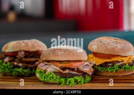 Mesurez les fast-foods, les boissons de cuisine, les hamburgers frais et les frites sur le bon de marche Banque D'Images