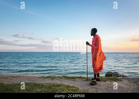 Maasai Man sur la plage Banque D'Images