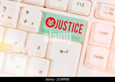 Écriture de texte écriture Justice. Photo conceptuelle utilisation du pouvoir comme nommé par les normes de loi pour soutenir le traitement équitable clavier pc blanc avec n vide Banque D'Images