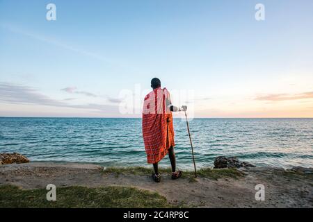 Maasai Man sur la plage Banque D'Images