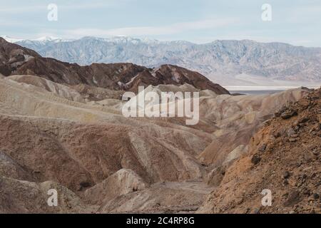 Randonneurs sur le sentier pittoresque de Zabriskie point, dans la vallée de la mort Banque D'Images