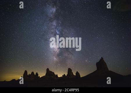 Milky Way se levant au-dessus du tufa silhouetté de Tinnacles de Trona Banque D'Images