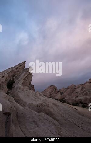 Nuages colorés au coucher du soleil au-dessus de Vasquez Rocks, Californie Banque D'Images