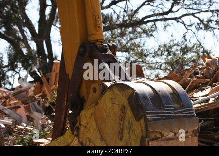La tempête de l'ouragan Katrina a provoqué une forte onde de tempête et des dégâts causés par le vent dans les maisons sur la plage d'Ocean Springs, Mississippi, près de Biloxi. Et un tas de déchets de nettoyage de trou arrière. Banque D'Images