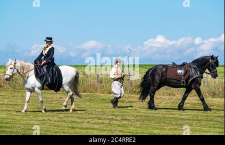 Équipe équestre les amis d'Onno : femme en costume édouardien, équitation et homme avec Clydesdale Warian event, East Fortune, East Lothian, Écosse, Royaume-Uni Banque D'Images