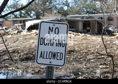Ouragan Katrina puissant et dégâts causés par le vent dans les maisons et les appartements sur la plage d'Ocean Springs Mississippi près de Biloxi. Banque D'Images