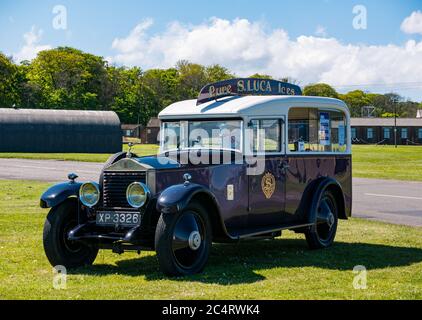 Vintage 1923 Rolls Royce glace de la fourgonnette vendant des crèmes glacées Luca, Wartist Experience événement, East Fortune, East Lothian, Écosse, Royaume-Uni Banque D'Images