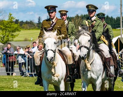 Performance de l'équipe équestre les amis d'Onno : soldats en uniforme à cheval à cheval à l'épreuve de guerre, Fortune est, Lothian est, Écosse, Royaume-Uni Banque D'Images