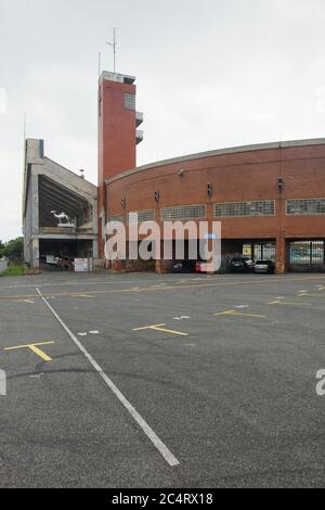 Entrée nord-ouest du stade Strahov (Velký strahovský stadion) conçue par les architectes fonctionnalistes tchèques Ferdinand Balcárek et Karel Kopp (1932-1938) dans le district de Strahov à Prague (République tchèque). Banque D'Images