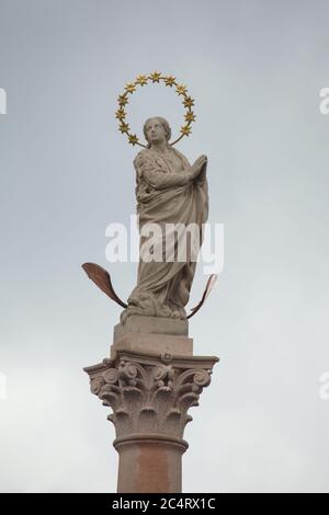 Statue de la Vierge Marie au sommet de la colonne Mariale (Mariánský sloup) sur la place de la Vieille ville (Staroměstské náměstí) à Prague, République tchèque. La copie calcaire de la statue a été sculptée par le sculpteur tchèque Petr Váňa après une copie détruite par le sculpteur baroque Johann Georg Bendl (Jan Jiří Bendl) et placée sur le sommet de la colonne Marian nouvellement érigée le 4 juin 2020. Banque D'Images