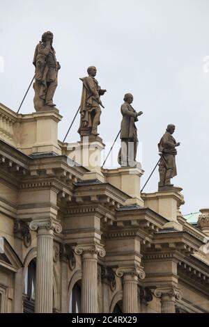 Statues de compositeurs allemands sur le toit du Rudolfinum à Staré Město (vieille ville) à Prague, République tchèque. Le compositeur allemand Franz Schubert, conçu par le sculpteur autrichien Josef Lax (1884), le compositeur allemand Carl Maria von Weber, conçu par le sculpteur tchèque Tomáš Seidan (1884), Le compositeur allemand Felix Mendelssohn Bartholdy, conçu par le sculpteur autrichien Fritz Meisner (1884), et le compositeur allemand Robert Schumann, conçu par le sculpteur autrichien Wilhelm Seib (1884), sont représentés de gauche à droite. Banque D'Images