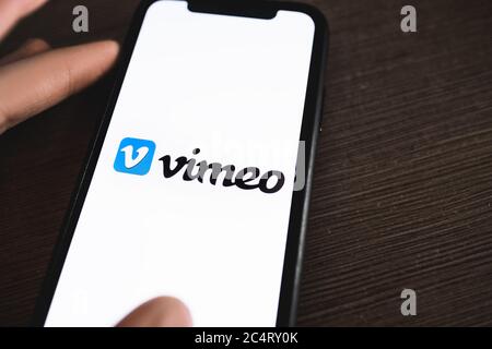 Logo Vimeo sur l'écran du smartphone. Banque D'Images