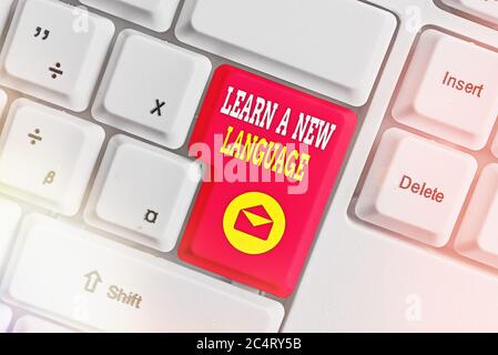 Texte écrit apprendre UNE nouvelle langue. Photo d'entreprise montrant la capacité de communiquer dans la deuxième langue étrangère clavier blanc pc vide Banque D'Images