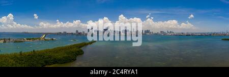 Vue aérienne d'été de Miami sur Key Biscayne et brickell City Banque D'Images