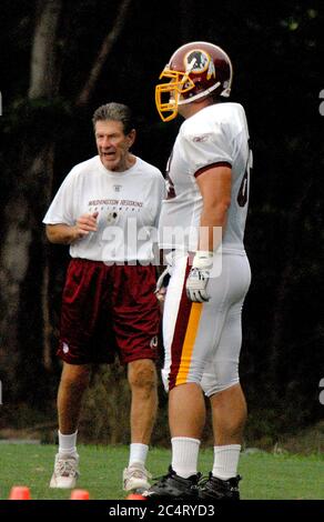 Ashburn, va - 8 août 2007 -- le lineman offensif Ross Tucker (68) travaille avec l'entraîneur Joe Bugel comme il participe aux exercices pendant le camp d'entraînement Washington Redskins 2007 à Ashburn, Virginie le mercredi 8 août 2007.Credit: Ron Sachs/CNP | usage dans le monde entier Banque D'Images