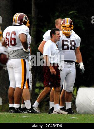 Ashburn, va - 8 août 2007 -- le lineman offensif Ross Tucker (68) travaille avec l'entraîneur Joe Bugel comme il participe aux exercices pendant le camp d'entraînement Washington Redskins 2007 à Ashburn, Virginie le mercredi 8 août 2007.Credit: Ron Sachs/CNP | usage dans le monde entier Banque D'Images