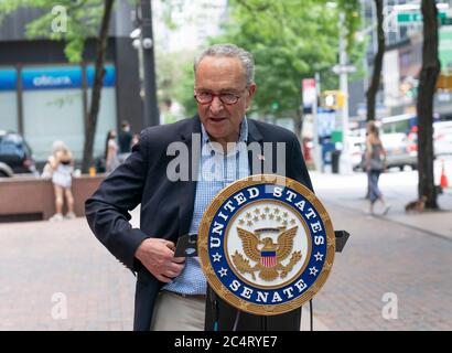 New York, NY - 28 juin 2020 : le sénateur américain Charles Schumer appelle l'administration Trump à prolonger la déclaration d'urgence de santé publique du pays dans le contexte de la pandémie COVID-19 Banque D'Images