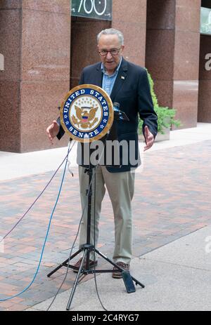 New York, NY - 28 juin 2020 : le sénateur américain Charles Schumer appelle l'administration Trump à prolonger la déclaration d'urgence de santé publique du pays dans le contexte de la pandémie COVID-19 Banque D'Images