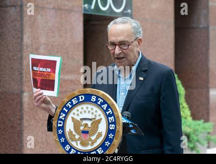 New York, NY - 28 juin 2020 : le sénateur américain Charles Schumer appelle l'administration Trump à prolonger la déclaration d'urgence de santé publique du pays dans le contexte de la pandémie COVID-19 Banque D'Images