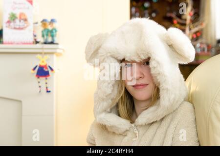 Gros plan d'une belle fille dans une robe de chambre à capuche à fourrure. Banque D'Images