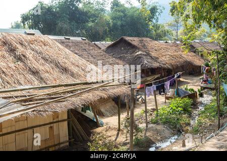 Long village à col près de Chiang Rai, Thaïlande en été Banque D'Images
