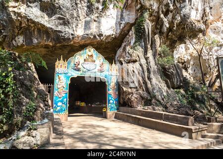 Grotte du Temple Wat Tham Suwankhuha (grotte des singes) à Phang Nga, Thaïlande. Banque D'Images