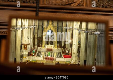 Réflexion dans le miroir installé à l'arrière de la cathédrale Saint-Patrick dimanche a célébré sa première messe publique depuis mars, quand elle a cessé de se faire assister en personne pendant la pandémie du coronavirus Covid-19 à New York le 28 juin 2020. La capacité de participation était limitée à 25 % et les distances sociales étaient forcées de ragoûts marqués de points verts et rouges, où le vert était utilisé pour permettre à une seule ou à la même famille de s'asseoir. Mass était également disponible via la diffusion en direct. Timothy Dolan, Cardinal et Archevêque de New York, a dirigé la messe. (Photo de Lev Radin/Sipa USA) Banque D'Images