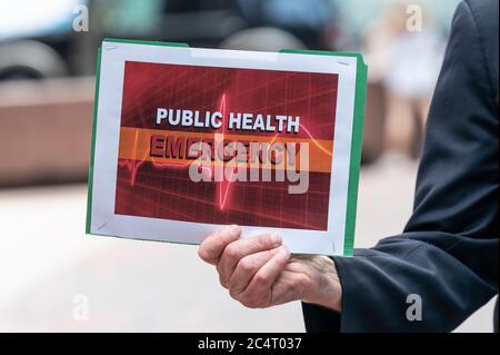 New York, États-Unis. 28 juin 2020. Le sénateur américain Charles Schumer appelle l'Administration Trump à prolonger la déclaration d'urgence de santé publique du pays dans le contexte de la pandémie COVID-19 à New York le 28 juin 2020 (photo de Lev Radin/Sipa USA) Credit: SIPA USA/Alay Live News Banque D'Images