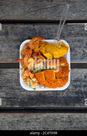 Acarajé, un plat vendu par des vendeurs de rue à Salvador de Bahia, Brésil, fait de haricots pelés et écrasés frits dans l'huile de dendê et souvent farcis avec des crevettes. Banque D'Images