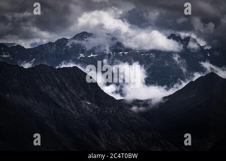 Photo à couper le souffle du paysage montagneux au-dessus des nuages pittoresques Banque D'Images