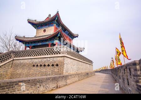 Mur traditionnel chinois et ruines de forteresse KUIXINGLOU TIANKAIWENYUN Banque D'Images