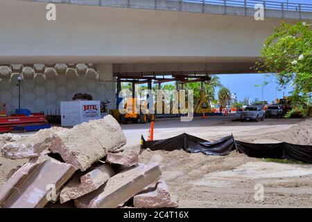 Pont Roosevelt. Stuart. Floride. ÉTATS-UNIS. 28 juin 2020. Une section de béton est tombée du dessous du pont et après qu'une grande fissure est apparue, les inspecteurs du ministère des Transports de la Floride (FDOT) ont établi à titre préliminaire que le pont devrait être fermé à tous les véhicules et piétons par une abondance de prudence alors que plus d'information pourrait être rassemblé. FDOT a apporté des structures de soutien pour la section endommagée pendant que la zone a été immédiatement clôturée. Crédit photo : Julian Leek/Alay Live News Banque D'Images