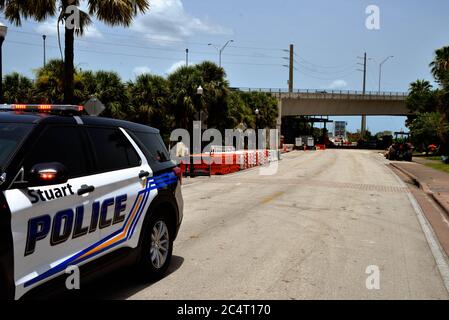 Pont Roosevelt. Stuart. Floride. ÉTATS-UNIS. 28 juin 2020. Une section de béton est tombée du dessous du pont et après qu'une grande fissure est apparue, les inspecteurs du ministère des Transports de la Floride (FDOT) ont établi à titre préliminaire que le pont devrait être fermé à tous les véhicules et piétons par une abondance de prudence alors que plus d'information pourrait être rassemblé. FDOT a apporté des structures de soutien pour la section endommagée pendant que la zone a été immédiatement clôturée. Crédit photo : Julian Leek/Alay Live News Banque D'Images