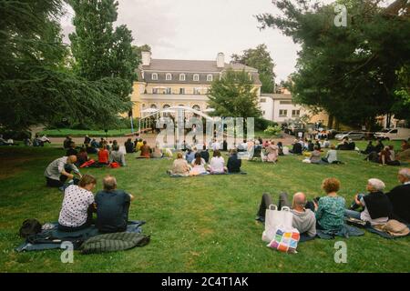 Bonn, Allemagne. 28 juin 2020. Les gens apprécient un concert de l'Orchestre Beethoven de Bonn sur la pelouse d'un parc à Bonn, en Allemagne, le 28 juin 2020. Le concert a eu lieu ici dimanche pour commémorer l'anniversaire du 250e anniversaire du compositeur et pianiste Ludwig van Beethoven. Les organisateurs de l'événement ont livré des couvertures de pique-nique à l'auditoire pour lui rappeler de garder une distance physique dans les préoccupations de la COVID-19. Crédit: Tang Ying/Xinhua/Alay Live News Banque D'Images