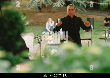 Bonn, Allemagne. 28 juin 2020. Des musiciens de l'Orchestre Beethoven de Bonn ont donné un concert dans un parc à Bonn, en Allemagne, le 28 juin 2020. Le concert a eu lieu ici dimanche pour commémorer l'anniversaire du 250e anniversaire du compositeur et pianiste Ludwig van Beethoven. Les organisateurs de l'événement ont livré des couvertures de pique-nique à l'auditoire pour lui rappeler de garder une distance physique dans les préoccupations de la COVID-19. Crédit: Tang Ying/Xinhua/Alay Live News Banque D'Images