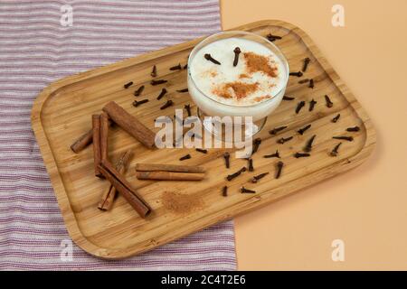 Bol d'hominy (Canjica) sur un plateau en bois, cuisine brésilienne typique aux festivals de juin Banque D'Images