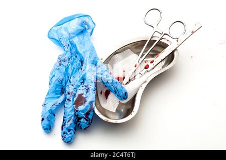 Chirurgie, instruments médicaux sanglants et salle d'opération sale thème de concept avec scalpel, coton-tige, ciseaux chirurgicaux et gants en latex couverts en bl Banque D'Images