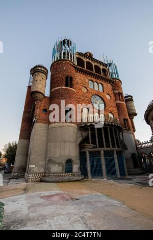 Photo verticale en petit angle de la cathédrale de Justo à Mejorada del Campo, Espagne Banque D'Images