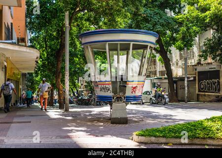 Un kiosque de police abandonné avec ordures et graffiti dans une rue de Belo Horizonte, Brésil. Banque D'Images