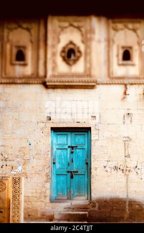 Plan vertical d'une porte bleue à l'intérieur du fort Jaisalmer, Rajasthan, Inde Banque D'Images