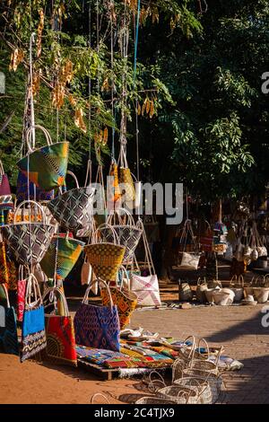 Bourses colorées accrochées à un arbre au marché aux puces de la FEIMA à Maputo, au Mozambique Banque D'Images