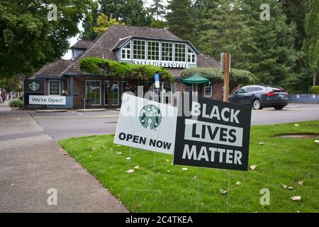 Un panneau Black Lives Matter est visible à l'extérieur d'un café Starbucks à Lake Oswego, Oregon, le samedi 27 juin 2020. Banque D'Images